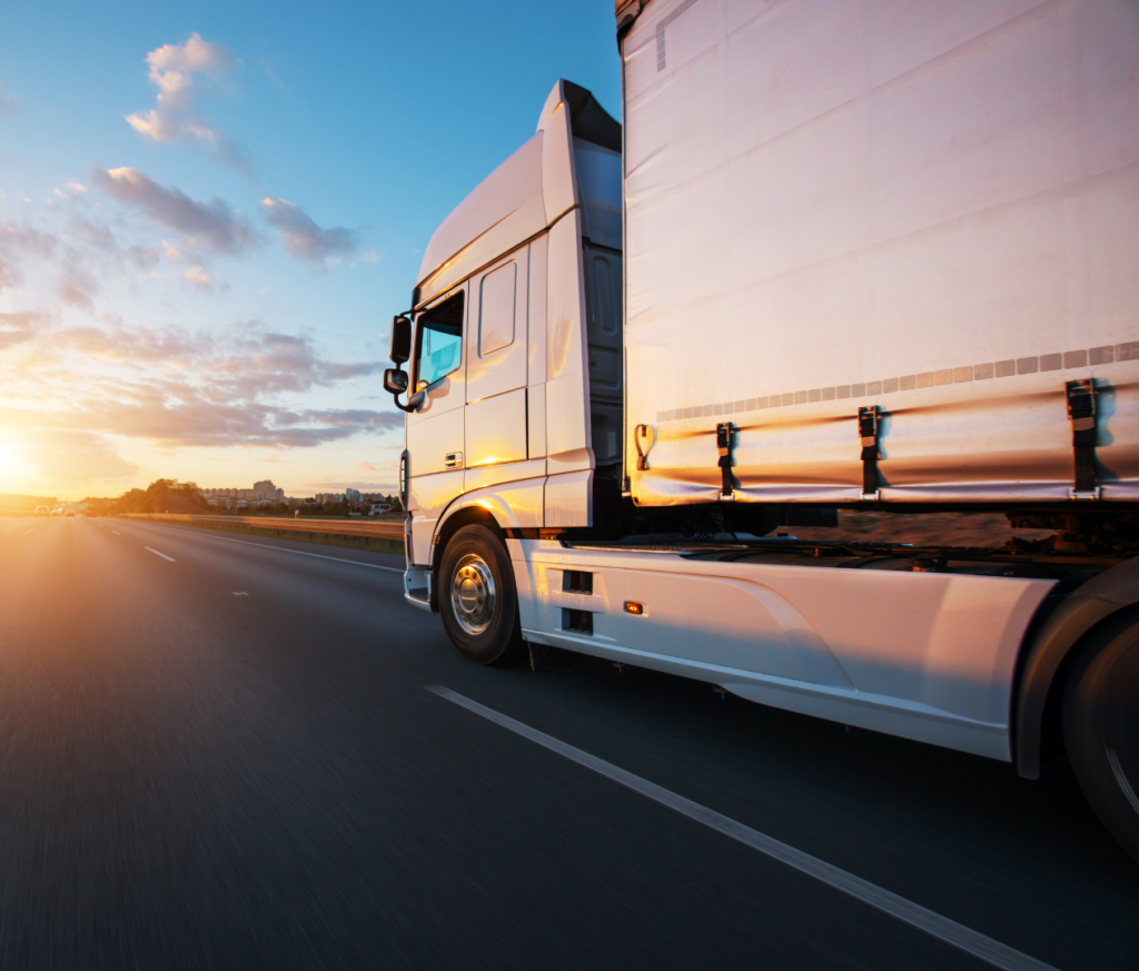 camion blanc roule vers coucher soleil